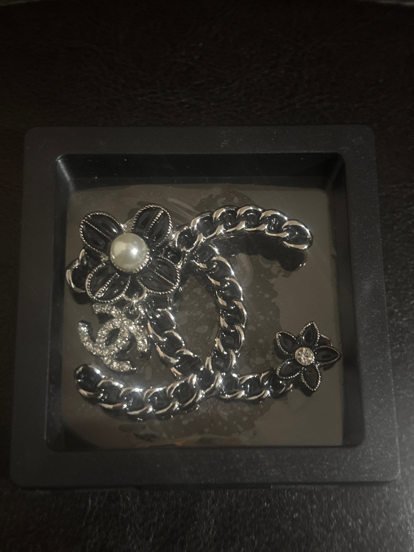 🌸 Luxury Silver-Tone Curb Chain CC Logo Camellia Flower Pearl & Crystal Brooch Pin — Style #1094 💎✨
