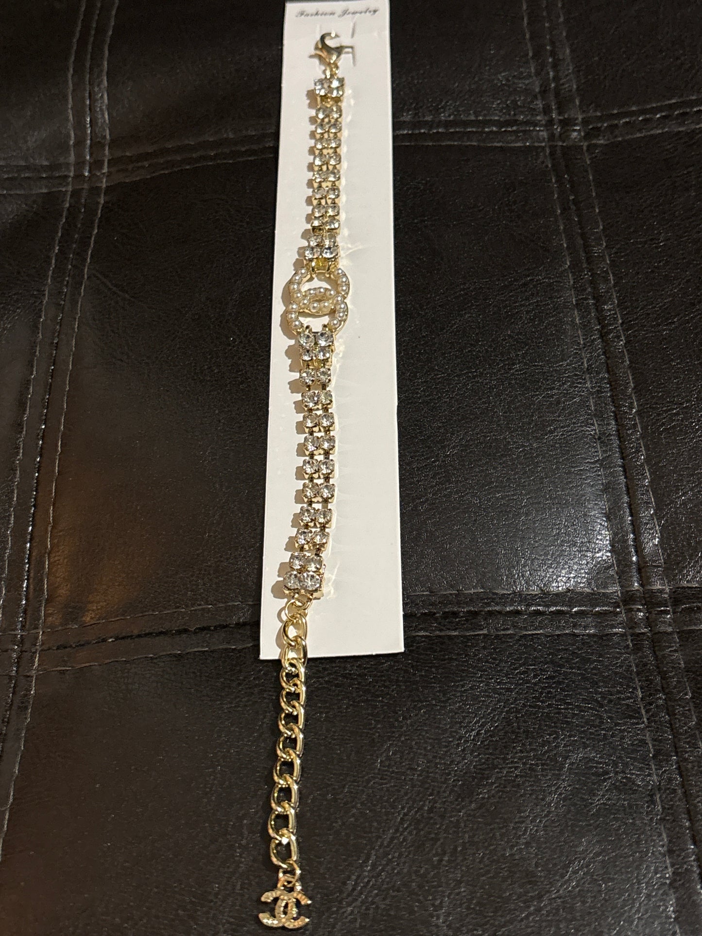 ✨ Luxury Gold-Tone Rhinestone & Pearl CC Logo Charm Bracelet — Style #1253 💎🫖