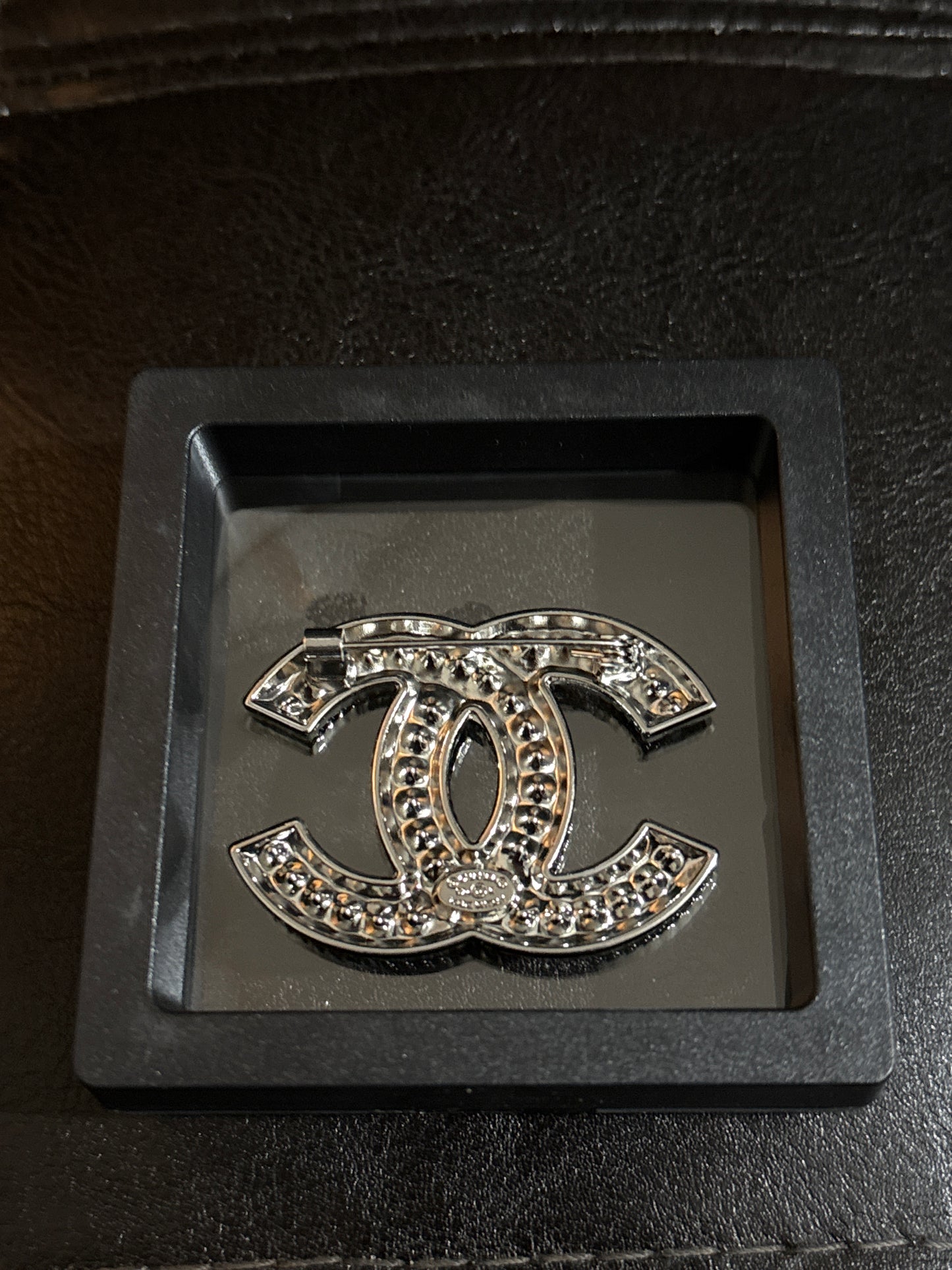 Luxury Interlocking Double-C Faux Pearl & Crystal Silver-Tone Fashion Brooch with Rope Edge 🫖💰✨