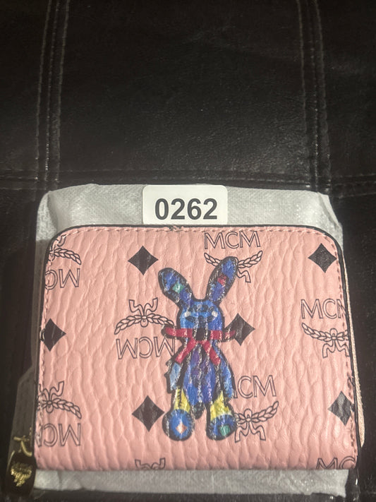 MCM Inspired Pink Visetos Monogram Bunny Zip-Around Kompaktgeldbörse 🐰💗✨ | Buntes Hasengrafikdesign | Luxuriös, Designer-inspiriert | Lustiges & Schickes Mini-Portemonnaie 💎