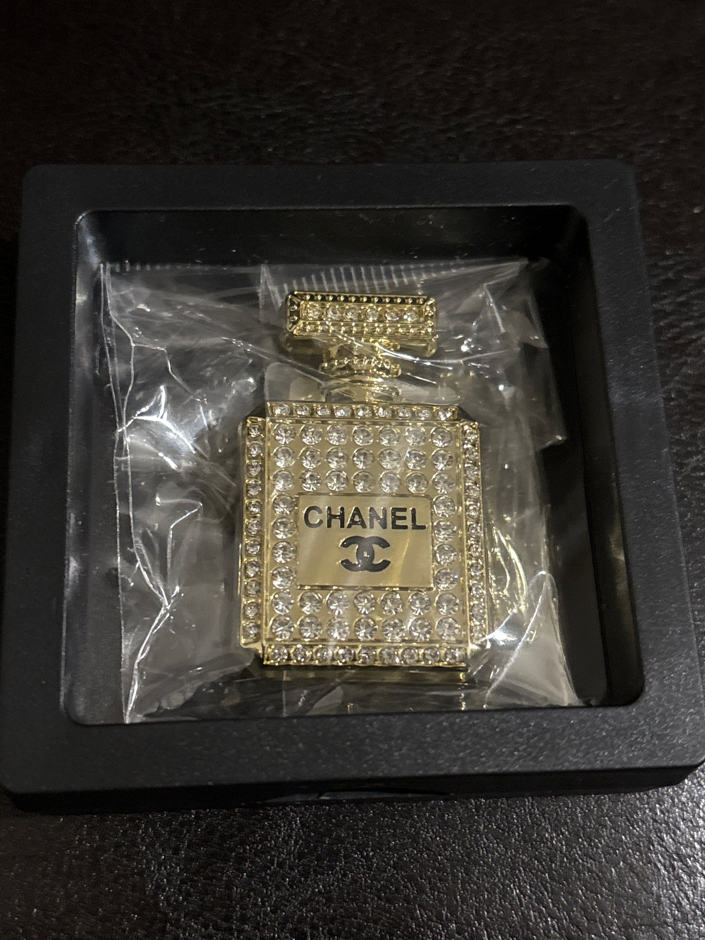 🌟 Luxury Gold-Tone Crystal Pavé CC No. 5 Perfume Bottle Brooch Pin — Style #1663 💎✨