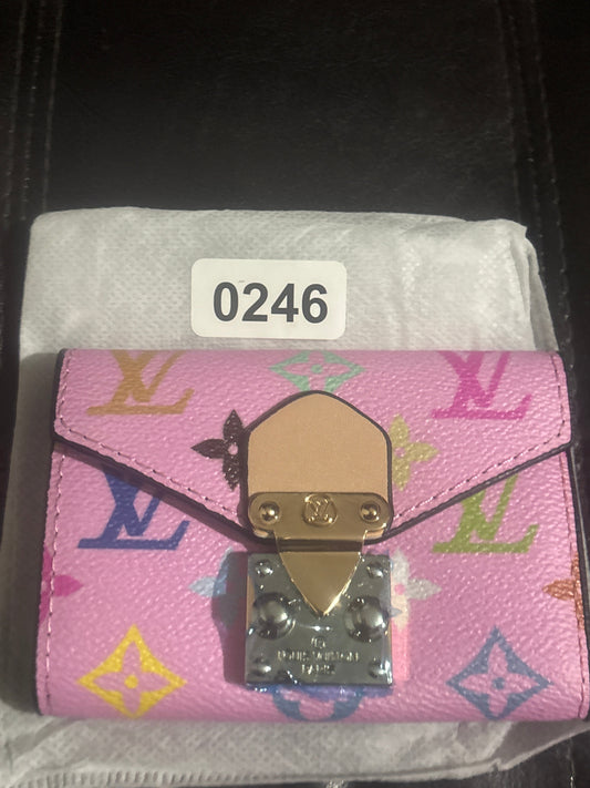 ✨LV Inspired Rosa Multicolor Monogram Kompaktes Portemonnaie 💗💫✨ | Gold- und Silber-Verschluss | Luxus Designer-Inspiriert | Elegantes Mini-Portemonnaie 💎