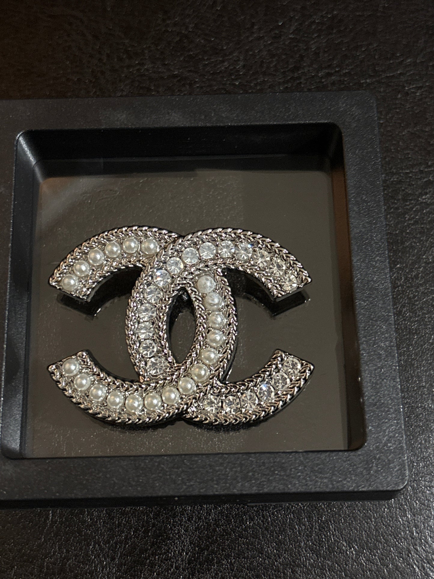 Luxury Interlocking Double-C Faux Pearl & Crystal Silver-Tone Fashion Brooch with Rope Edge 🫖💰✨