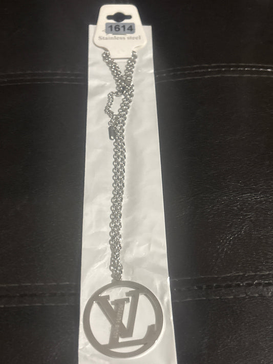 Louis Vuitton LV Logo Circle Anhänger Halskette 🪨✨ Silber Edelstahl | Großer, markanter LV Cut-Out Kreis-Anhänger | Doppelkette | Luxuriöser Statement-Schmuck 💎