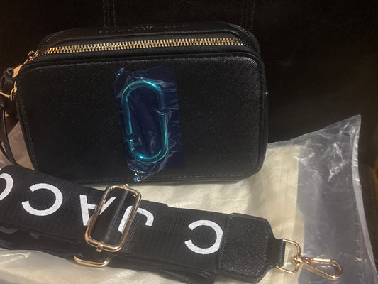 Marc Jacobs Snapshot Kameratasche 🖤✨ Komplett Schwarz | Schwarz-weißer Logo-Gurt | Goldfarbene Hardware 💎👜