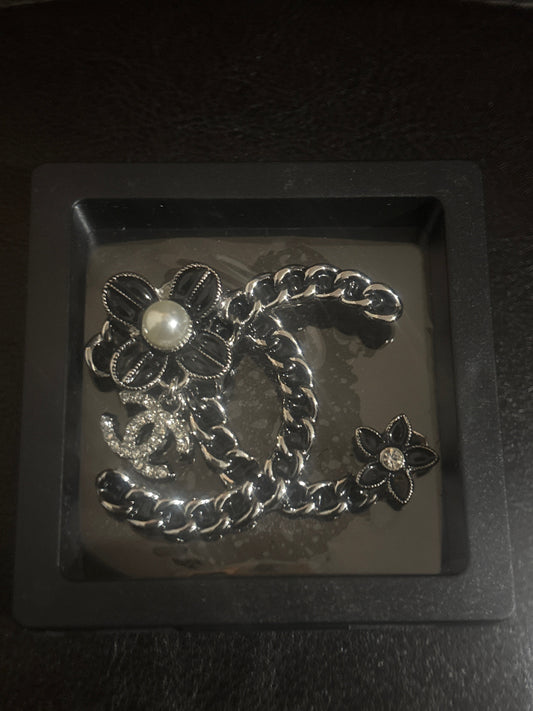 🌸 Luxury Silver-Tone Curb Chain CC Logo Camellia Flower Pearl & Crystal Brooch Pin — Style #1094 💎✨