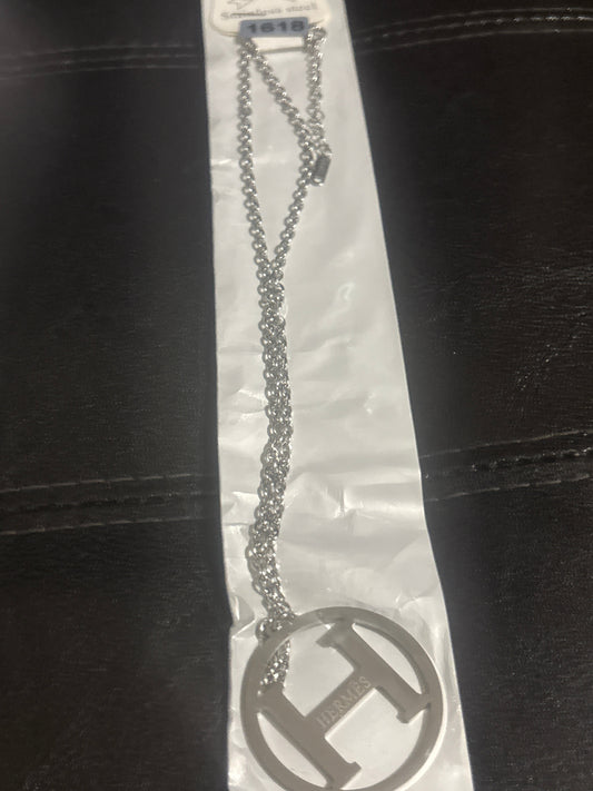 Hermès H Logo Kreis-Anhänger Halskette 🪨✨ Silber Edelstahl | Großer, markanter H-Ausgeschnittener Kreis-Anhänger | Doppelkette | Luxuriöser Statement-Schmuck 💎 Jo