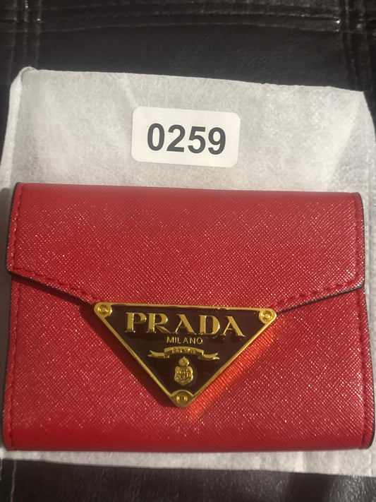 Prada Milano Inspirierte Blaue Saffiano Kompaktbörse 💙💫✨ | Goldene Dreiecks-Logoplakette | Luxuriös Designer-Inspiriert | Schicke Mini-Börse 💎
