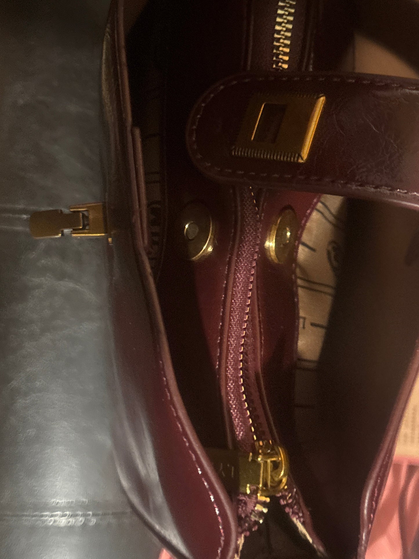 Luxury Vintage-Style Burgundy Structured Shoulder Bag with Interchangeable Straps 🍷💰✨