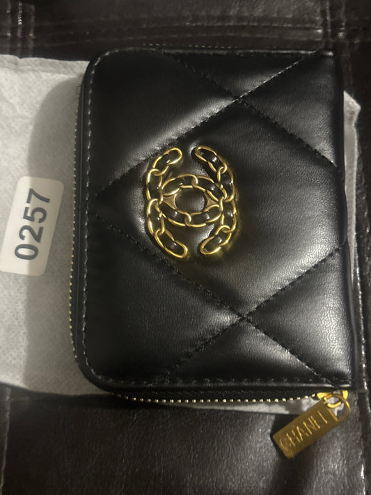 Von Chanel 19 inspirierte schwarze, gesteppte Geldbörse aus Lammleder mit Rundum-Reißverschluss 🖤💫✨ | Goldfarbenes Ketten-CC-Logo | Luxuriöses Designer-inspiriertes Accessoire | Ikonisches, schickes Mini-Portemonnaie 💎