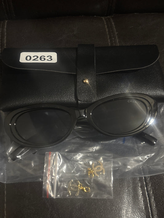 Von Chanel inspirierte schwarze ovale Sonnenbrille 🖤💫✨ | Goldene CC Herz-Kronen-Logo Bügel | Baumelnde CC-Anhänger inklusive | Schwarzes Lederetui | Luxuriöse Designer-inspirierte Brille 💎