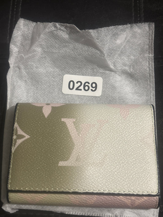 LV inspiriertes Gold irisierendes Monogramm Kompakt-Dreifach-Portemonnaie ✨🥇💫 | Schimmer-Finish | Luxus Designer-inspiriert | Glamouröses Mini-Portemonnaie 💎