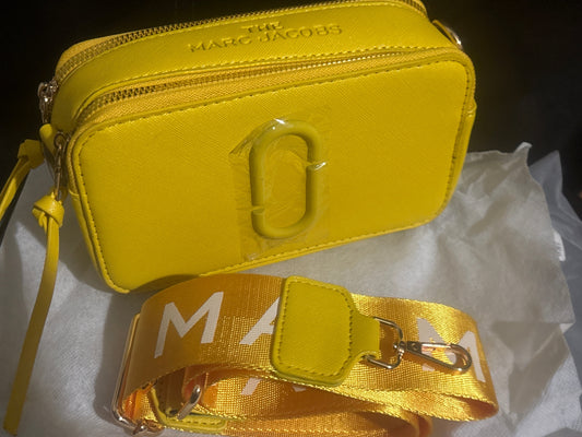 Marc Jacobs Snapshot Kameratasche ☀️💛✨ Sonnengelb | Breiter Logo-Riemen in Gold & Gelb | Silberfarbene Hardware 💎👜