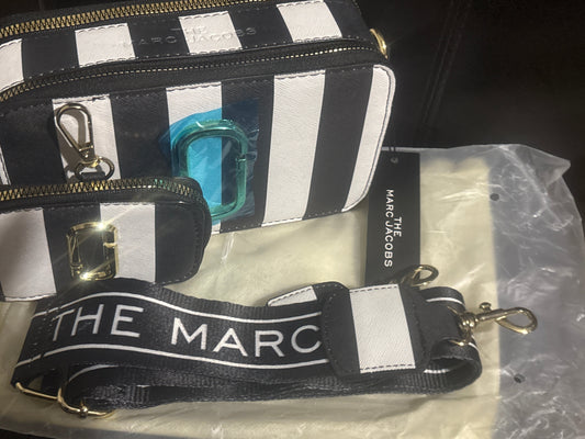 Marc Jacobs Snapshot Kameratasche 🖤🤍✨ Schwarz & Weiß gestreift | Breiter Logo-Gurt „THE MARC JACOBS“ | Goldfarbene Hardware 💎👜
