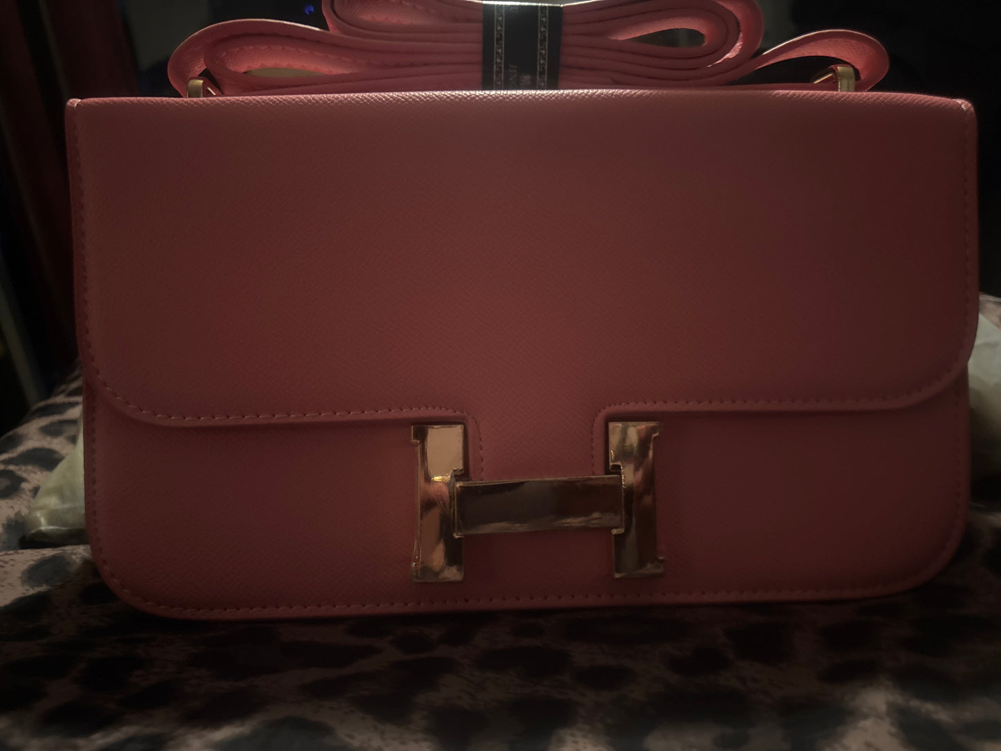 ✨The Pink 💖 Signature Clasp Shoulder Bag