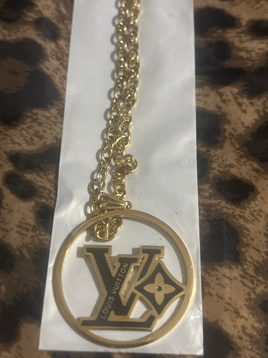 ✨Gold LV Logo Anhänger Halskette | Edelstahlkette | Designer-inspiriert | Artikel #0009🎀