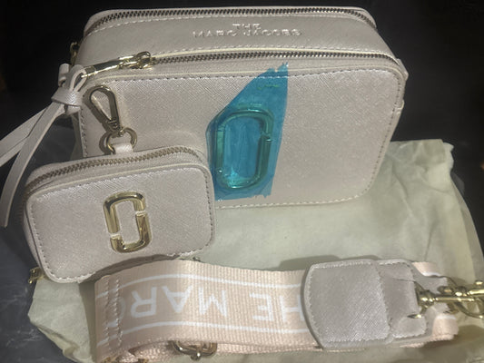 Marc Jacobs Snapshot Kameratasche 🤍✨ Pearl Beige | Mini-Münztaschen-Set | Weißer breiter Logo-Riemen | Goldfarbene Hardware 💎👜
