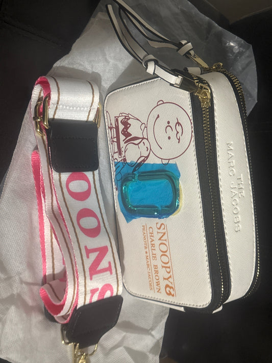 Marc Jacobs x Peanuts Snapshot Kameratasche 🤍🐾💗✨ Snoopy & Charlie Brown | Weiß | Pinker „SNOOPY“-Breitlogoriemen 💎👜