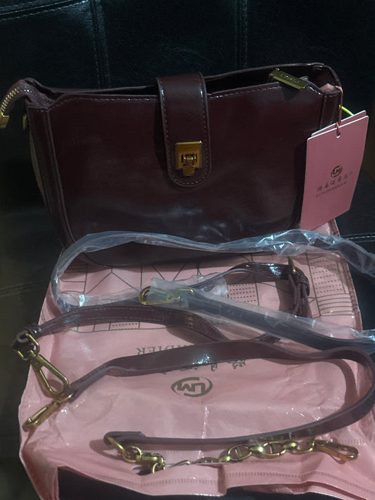 Luxury Vintage-Style Burgundy Structured Shoulder Bag with Interchangeable Straps 🍷💰✨