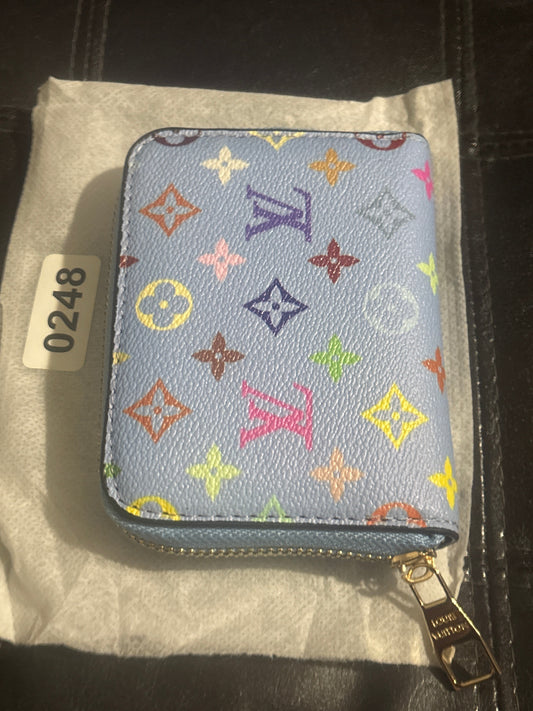 LV inspiriertes blaues, mehrfarbiges Monogramm-Compact-Portemonnaie mit Reißverschluss 🪦🌈✨ | Regenbogen LV Motive | Goldener Louis Vuitton Reißverschluss | Luxus Designer-inspiriert 💎