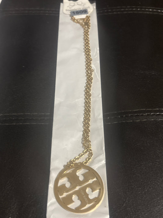✨Tory Burch Miller Double-T Logo Kreisanhaenger Halskette 💫✨ Goldener Edelstahl | Großer TB-Ausschnitt-Kreisanhaenger | Doppelkette | Luxus-Statement-Schmuck 💎