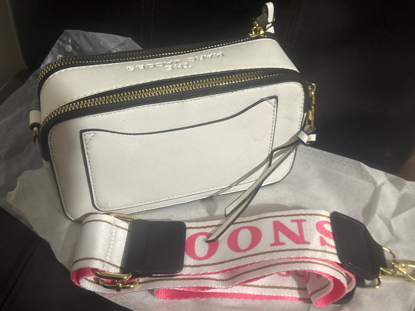 Marc Jacobs x Peanuts Snapshot Camera Bag 🤍🐾💗✨ Snoopy & Charlie Brown | White | Pink “SNOOPY” Wide Logo Strap 💎👜