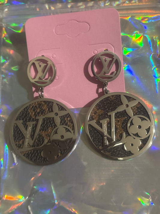 ✨Silber LV Monogram Disc Drop Ohrringe | Edelstahl | Designer-inspiriert | Artikel #0015🎀