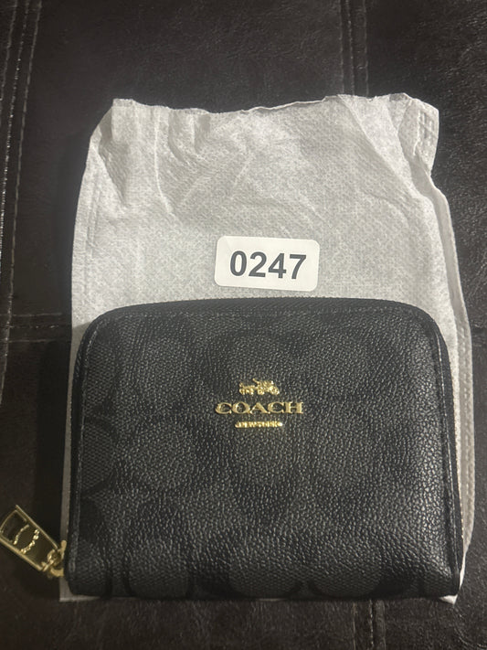 Coach New York Inspiriertes schwarzes Portemonnaie aus genarbtem Leder mit Reißverschluss 🖤💫✨ | Goldenes Coach-Logo | Luxuriöses Designer-inspiriertes Portemonnaie | Elegantes Mini-Portemonnaie 💎