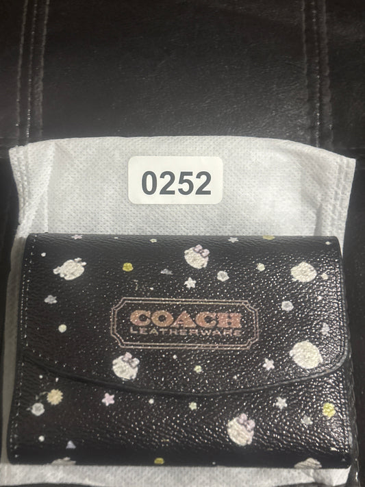 Coach Leatherware Inspired Schwarzes Blumen- & Sternenmuster Kompakt Geldbörse 🌸⭐🖤✨ | Luxuriöses Designer-Inspiriert | Schickes Mini Portemonnaie 💎