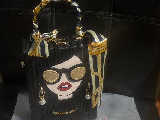 Schwarz-goldene neuartige Fashion-Girl-Struktur-Einkaufstasche 🖤👓✨ Seidenschalgriff | Perlenohrringe | Goldkette 💎👜