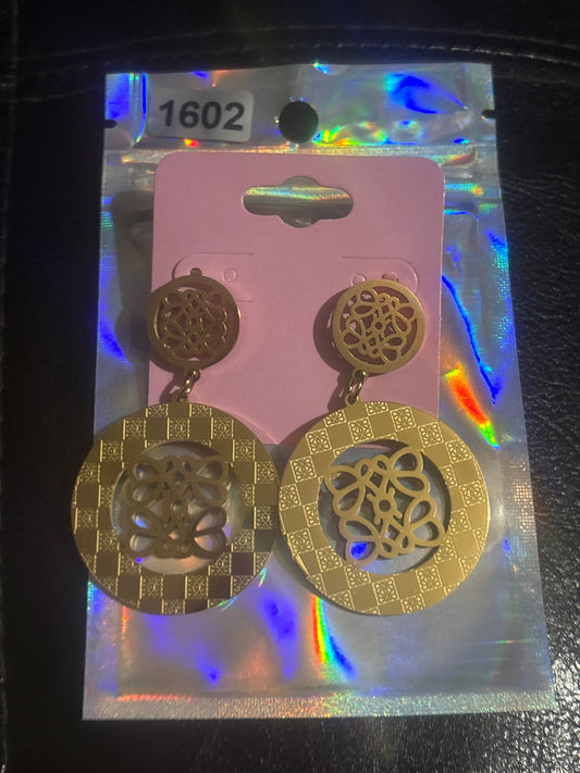 Loewe Anagram Logo Ohrhänger 💫✨ Goldener Edelstahl | Karierter Kreis-Anhänger | Luxuriöser Statement-Schmuck 💎