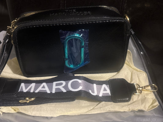 Marc Jacobs Snapshot Kameratasche 🖤✨ Glänzend Schwarz | Schwarz-weißes Logoband | Goldfarbene Hardware 💎👜