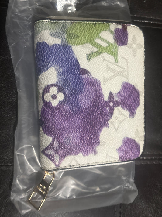 LV Inspiriertes weißes und lilafarbenes Blumen-Monogramm-Portemonnaie mit Reißverschluss 💜🤍✨ | Blumen-Riesenprint | Luxus Designer-inspiriert | Elegantes Mini-Portemonnaie 💎