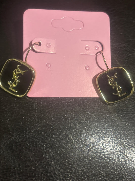 YSL Yves Saint Laurent Schwarze Emaille Eckige Tropfenohrringe 🖤💫✨ Gold | Auffälliges YSL-Logo | Texturierter Goldener Quadratanhänger | Luxuriöser Statement-Schmuck 💎