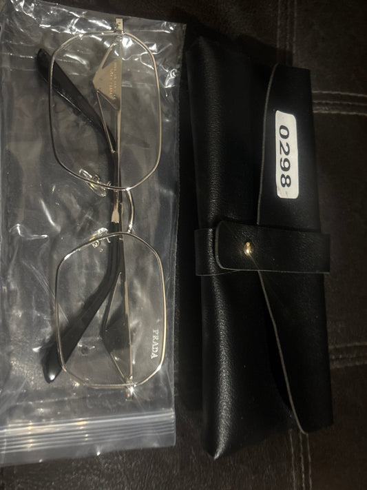 Prada inspirierte schwarz-silberne, dünne rechteckige Metallbrille 🖤🤍✨ | Goldenes Prada-Dreieckslogo | Schwarzes Lederetui | Luxus Designer-inspirierte Brillen 💎