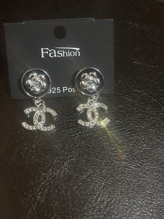 Chanel CC Kristall Kamelie Ohrhänger 🖤🤍✨ 925er Silberstift | Schwarzer Kamelienblütenstecker | Kristall-CC-Logo-Anhänger | Luxuriöser Statement-Schmuck 💎