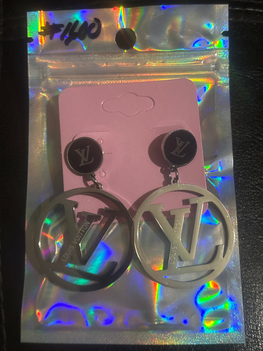 Louis Vuitton LV Logo Ohrhänger 🪨🖤✨ Silberfarbener Edelstahl | Schwarze Emaille LV Stecker | Großer LV Kreisanhänger | Luxuriöser Statement-Schmuck 💎