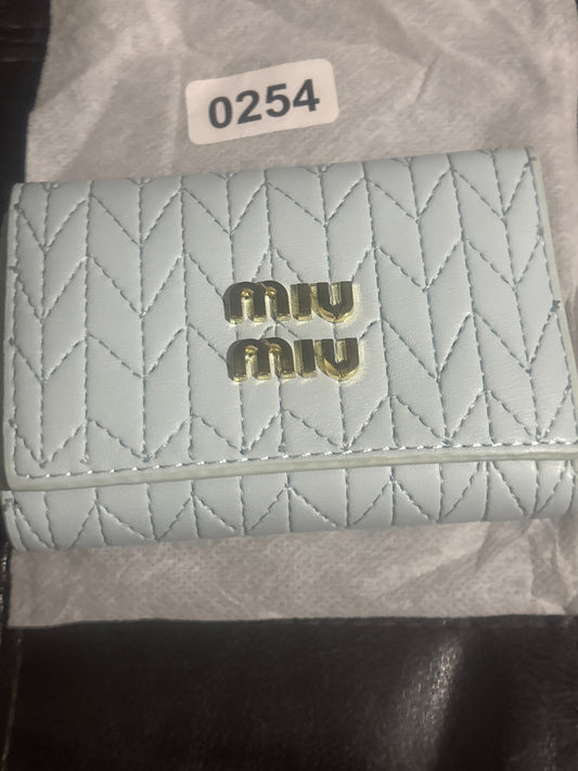 ✨Miu Miu inspirierte hellblaue gesteppte Chevron Kompaktbrieftasche 🪦💫✨ | Gold-Logo | Von Luxusdesignern inspiriert | Schicke Mini-Brieftasche 💎