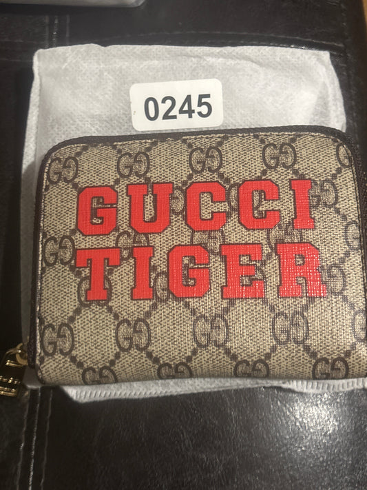 Gucci Tiger inspiriertes GG Supreme Monogram Zip-Around Kompaktportemonnaie 🐯🔴✨ | Kräftiger roter GUCCI TIGER Schriftzug | Luxuriöses Designer-inspiriertes Accessoire | Ikonisches Mini-Portemonnaie 💎