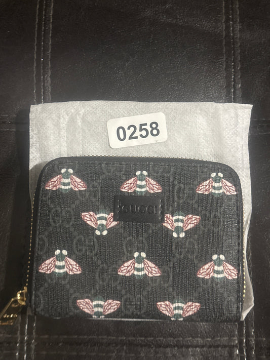 Gucci Inspired Schwarzes GG Monogram Bienen-Print Reißverschluss-Portemonnaie 🐝🖤✨ | Goldener Reißverschluss | Luxuriöses Designer-Inspiriertes | Ikonisches Mini-Portemonnaie 💎
