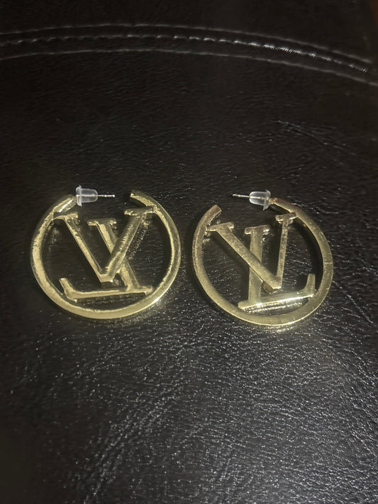 Louis Vuitton LV Logo Große Creolen 💫✨ Vergoldeter Edelstahl | Markantes LV Cut-Out Logo | Große offene Creolen | Luxuriöser Statement-Schmuck 💎