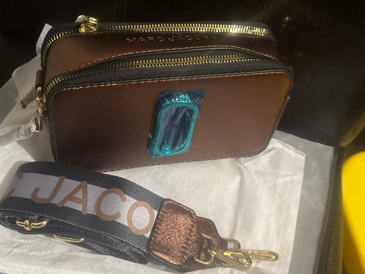 Marc Jacobs Snapshot Kameratasche 🤎✨ Satte Braun- und Bronzetöne | Breiter Logoriemen in Schwarz & Bronze | Goldfarbene Hardware 💎👜