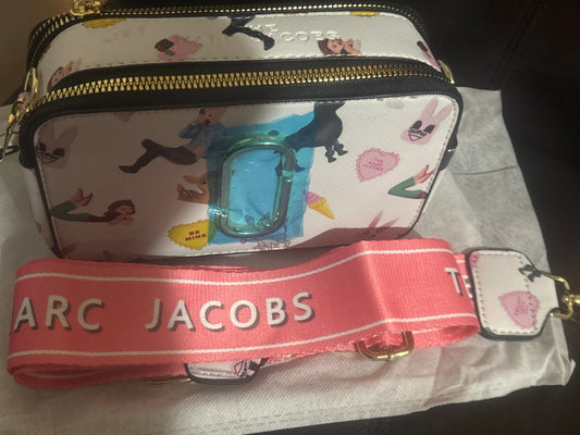 Marc Jacobs x Disney Snapshot Kameratasche 🎠🐠🦌✨ All-Over Charakterdruck | Rosa „MARC JACOBS“ Breiter Logoriemen 💎👜