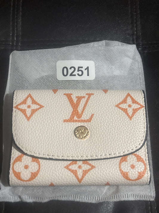 LV Inspired Creme- & Karamellfarbenes Riesen-Monogramm-Kompaktportemonnaie 🤍🧡✨ | Goldener LV Druckknopfverschluss | Luxuriös Designer-inspiriert | Klassisch-schickes Mini-Portemonnaie 💎