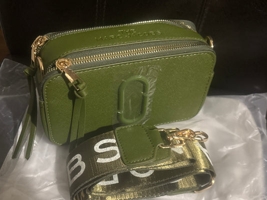 Marc Jacobs Snapshot Kameratasche 🥒💚✨ Olivgrün | Gold & Weiß breiter Logo-Riemen | Goldfarbene Hardware 💎👜