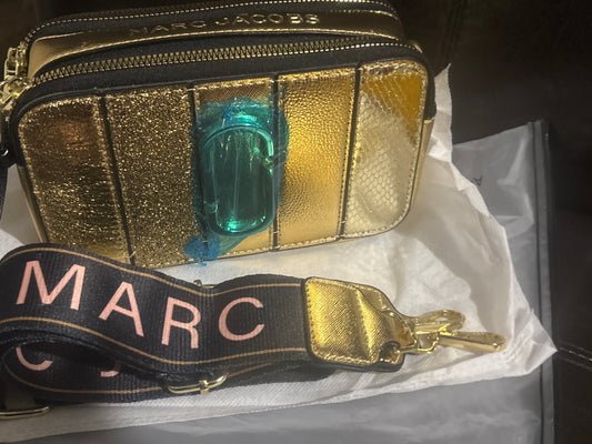Marc Jacobs Snapshot Kameratasche 🥇🖤💗✨ Durchgängiges Metallic-Gold | Breiter Logo-Riemen „MARC“ in Schwarz & Pink | Originalverpackung 💎👜
