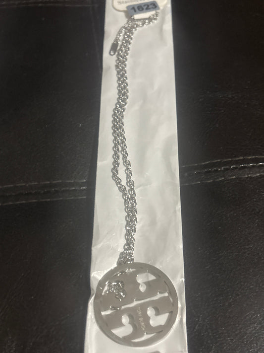 Tory Burch Miller Doppel-T-Logo Kreisanhänger Halskette 🪨✨ Silber Edelstahl | Großer TB-Kreisanhänger mit Cut-Out | Doppelkette | Luxuriöser Statement-Schmuck 💎