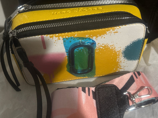 Marc Jacobs Snapshot Kameratasche 🎨💥✨ Graffiti Paint Splash | Gelb, Weiß, Petrol & Pink | Pinker breiter Logoriemen 💎👜