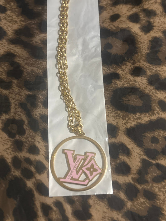 ✨Rosa & Gold LV Logo Anhänger Halskette | Edelstahlkette | Designer-inspiriert | Artikel #0011🎀