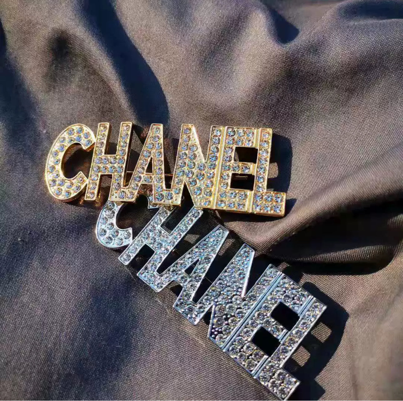 ✨Luxury Iced-Out Crystal Logo Brooch Pin Gold — Item #1444💎